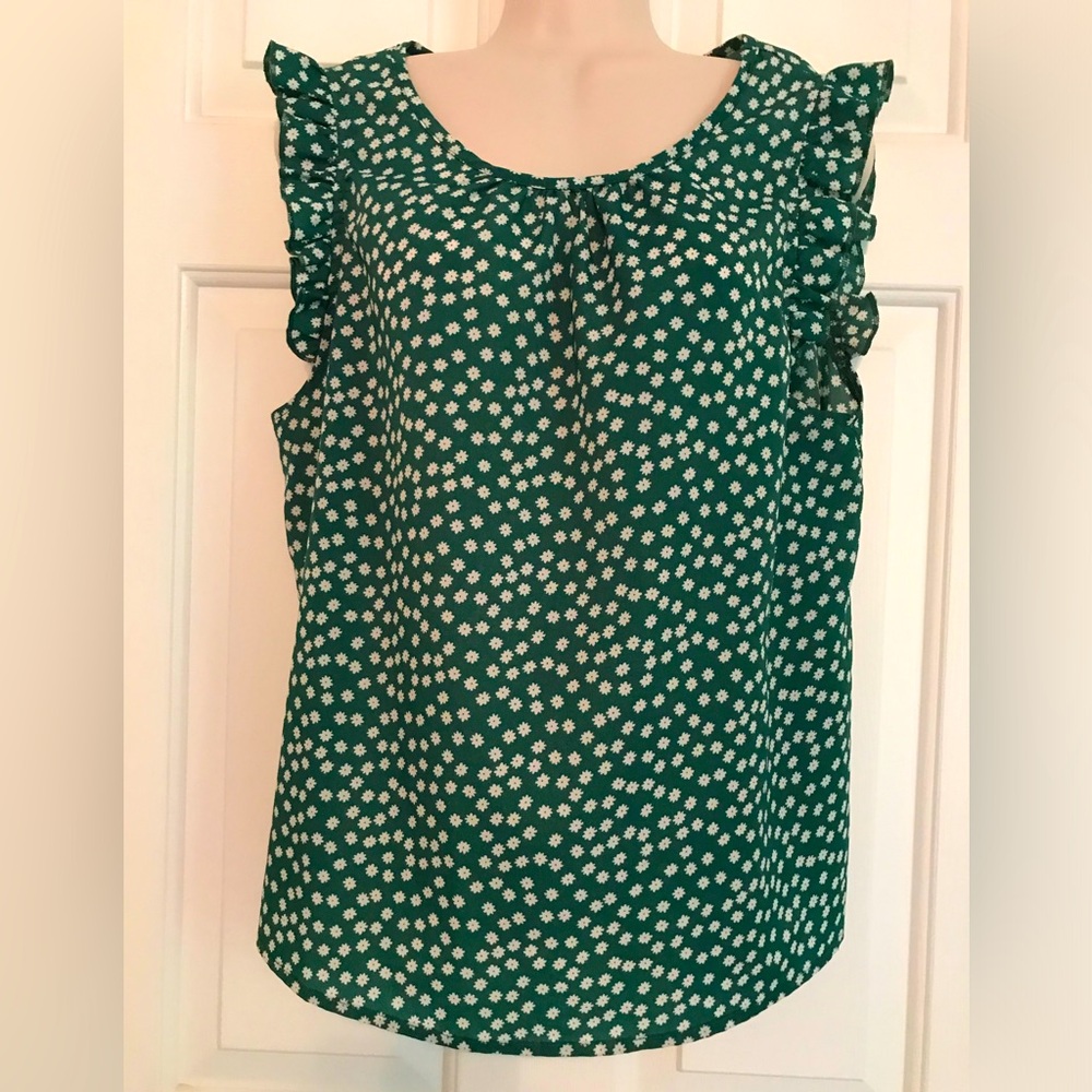 Kelly green daisy print ruffled sleeveless top